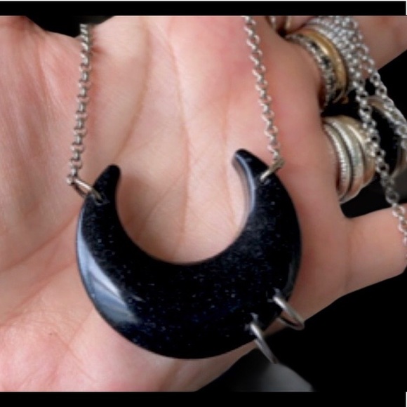 Black & glitter resin pierced moon necklace - Picture 12 of 13